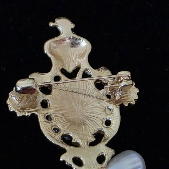 Brooch Gold Tone with Purple Center and Pearl Details - Picture 4 of 4